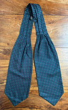 Cargar imagen en el visor de la galería, Cravate ascot vintage marine à motif géométrique Made in Italy
