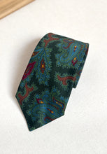 Načíst obrázek do prohlížeče Galerie, Drake's cravate verte en soie à motif paisley Made in England
