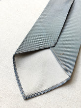 Charger l'image dans la galerie, A. Sulka &amp; Company cravate bleue vintage en soie naturelle soie
