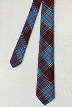 Charger l'image dans la galerie, Cravate bleue tartan en laine vierge Made in Scotland
