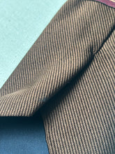 Afbeelding in Gallery-weergave laden, Daniel Crémieux X Michael Drake cravate marron en soie Made in England
