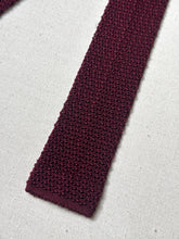 Lade das Bild in den Galerie-Viewer, Cravate tricot vintage bordeaux en soie
