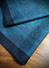 Carica l'immagine nel visualizzatore di Gallery, Pochette vintage in seta lilla con motivo paisley, realizzata in Inghilterra

