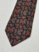 Lade das Bild in den Galerie-Viewer, Pierre Cardin cravate noire vintage paisley en soie Made in Italy
