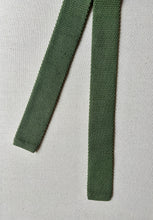 Charger l&#39;image dans la galerie, Cravate tricot vintage 100% laine vert amande

