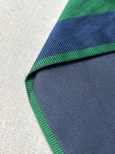 Lade das Bild in den Galerie-Viewer, Duo de cravates club vintage en soie Jacques Fath / Savile Row
