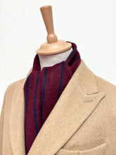 Afbeelding in Gallery-weergave laden, Johnstons of Elgin écharpe bordeaux et marine en laine et cachemire Made in Scotland
