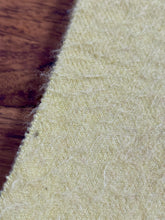 Load image into Gallery viewer, Mackintosh écharpe jaune en pur cachemire Made in Scotland
