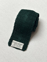 Charger l'image dans la galerie, Holliday &amp; Brown Ltd cravate verte vintage en tricot de soie Made in England
