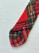 Charger l&#39;image dans la galerie, John Hanly cravate tartan rouge en pure laine vierge
