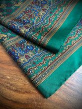 Cargar imagen en el visor de la galería, Pochette verte vintage en soie à motif floral équestre Made in Italy
