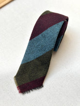 Charger l'image dans la galerie, Devoto &amp; Vitale Genova cravate vintage en laine vierge Made in Scotland
