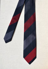 Lade das Bild in den Galerie-Viewer, Charvet cravate club vintage en soie Made in France
