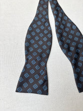 Charger l&#39;image dans la galerie, Noeud papillon vintage marron en soie Made in Italy
