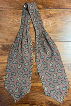 Lade das Bild in den Galerie-Viewer, Cravate ascot vintage rose à motif paisley Made in Italy
