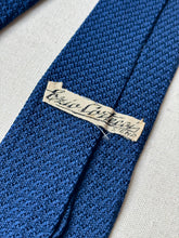 Charger l'image dans la galerie, Cravate bleue vintage en grenadine de soie Made in Italy

