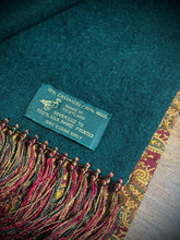 Charger l'image dans la galerie, Foulard vintage double face en cachemire laine et soie Made in Scotland
