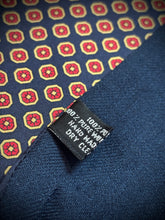Lade das Bild in den Galerie-Viewer, Foulard écharpe vintage double face en laine et soie à motif géométrique Made in Italy
