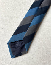 Charger l'image dans la galerie, Trio de cravates vintage en soie Atkinsons / Vivax by Sambrook Witting / Berteil
