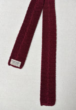 Načíst obrázek do prohlížeče Galerie, Holliday &amp; Brown Ltd cravate rouge vintage en tricot de soie Made in England
