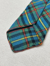 Charger l'image dans la galerie, Cravate verte tartan en laine vierge Made in Scotland
