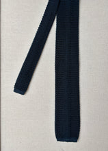 Afbeelding in Gallery-weergave laden, Harrison cravate marine vintage en tricot de soie Made in Italy

