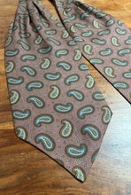 Lade das Bild in den Galerie-Viewer, Cravate ascot vintage rose à motif paisley Made in Italy
