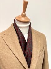 Afbeelding in Gallery-weergave laden, Vivax X Ruffatti Torino foulard paisley 100% soie Made in England
