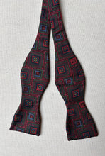 Charger l'image dans la galerie, Noeud papillon rouge vintage à motif géométrique en soie
