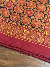 Lade das Bild in den Galerie-Viewer, Pochette vintage en soie à motif géométrique
