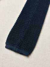 Afbeelding in Gallery-weergave laden, Harrison cravate marine vintage en tricot de soie Made in Italy
