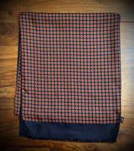Lade das Bild in den Galerie-Viewer, Foulard écharpe vintage double face en laine et soie à motif géométrique Made in Italy
