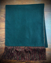 Charger l'image dans la galerie, Foulard vintage double face en cachemire laine et soie Made in Scotland
