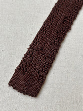 Charger l&#39;image dans la galerie, Cravate marron vintage en tricot de soie
