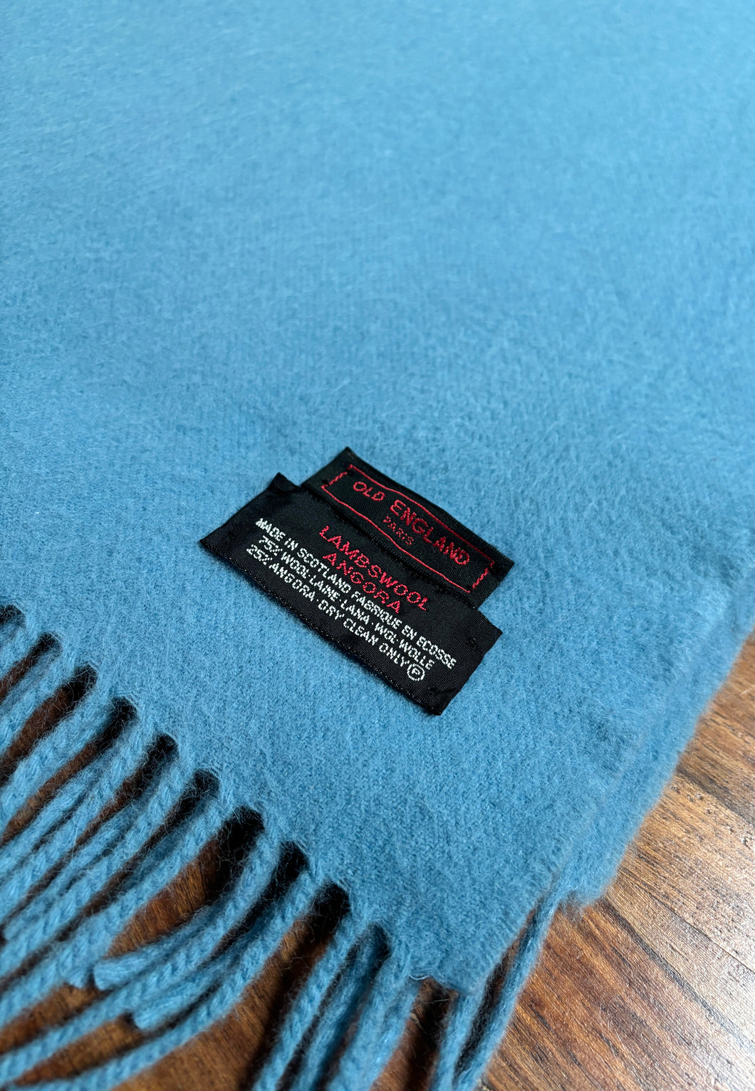 Old England Paris écharpe bleue en laine d'agneau et angora Made in Scotland