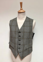 Load image into Gallery viewer, Mosbrook gilet à carreaux en pure laine vierge Made in Great Britain 56
