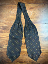Load image into Gallery viewer, Cravate ascot vintage marron à motif géométrique Made in Italy
