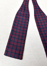 Charger l&#39;image dans la galerie, Noeud papillon vintage bleu marine en soie Made in Italy
