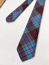 Charger l'image dans la galerie, Cravate bleue tartan en laine vierge Made in Scotland
