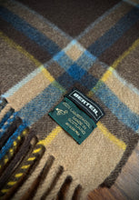 Afbeelding in Gallery-weergave laden, Berteil écharpe à carreaux en laine d&#39;agneau Made in Scotland
