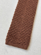 Lade das Bild in den Galerie-Viewer, Cravate tricot vintage marron noisette en alpaga mohair et laine Made in England
