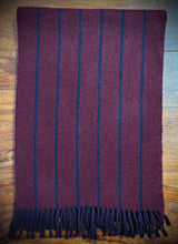 Afbeelding in Gallery-weergave laden, Johnstons of Elgin écharpe bordeaux et marine en laine et cachemire Made in Scotland
