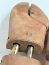 Carica l&#39;immagine nel visualizzatore di Gallery, Embauchoirs en bois Loding Pointure 44 FR
