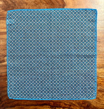 Charger l&#39;image dans la galerie, Pochette bleue à motif géométrique en lin et coton Made in Italy
