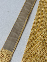 Charger l&#39;image dans la galerie, Cravate vintage jaune à pois en tricot de soie
