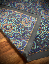 Afbeelding in Gallery-weergave laden, Pochette vintage en soie à motif floral
