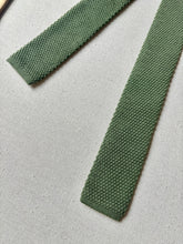Charger l&#39;image dans la galerie, Cravate tricot vintage 100% laine vert amande
