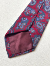 Carica l'immagine nel visualizzatore di Gallery, Cravatta in lana paisley bordeaux Vivax by Sambrook Witting X D.Cenci
