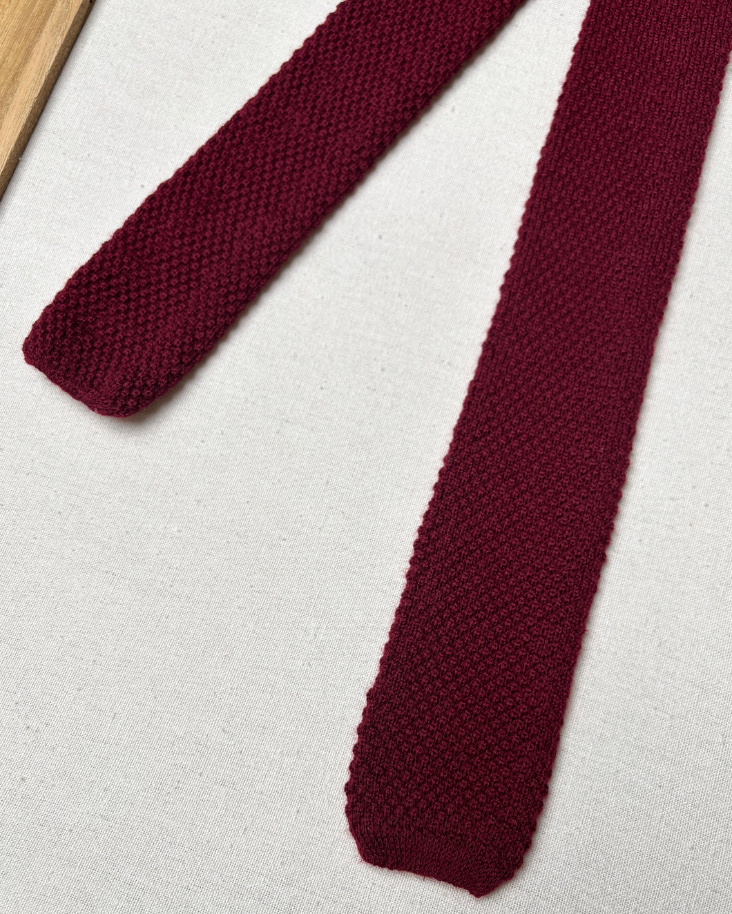 Cravate maille vintage à bout carré rouge bordeaux en laine
