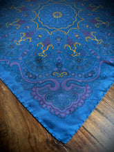 Lade das Bild in den Galerie-Viewer, Pochette de costume paisley vintage en soie Made in Italy
